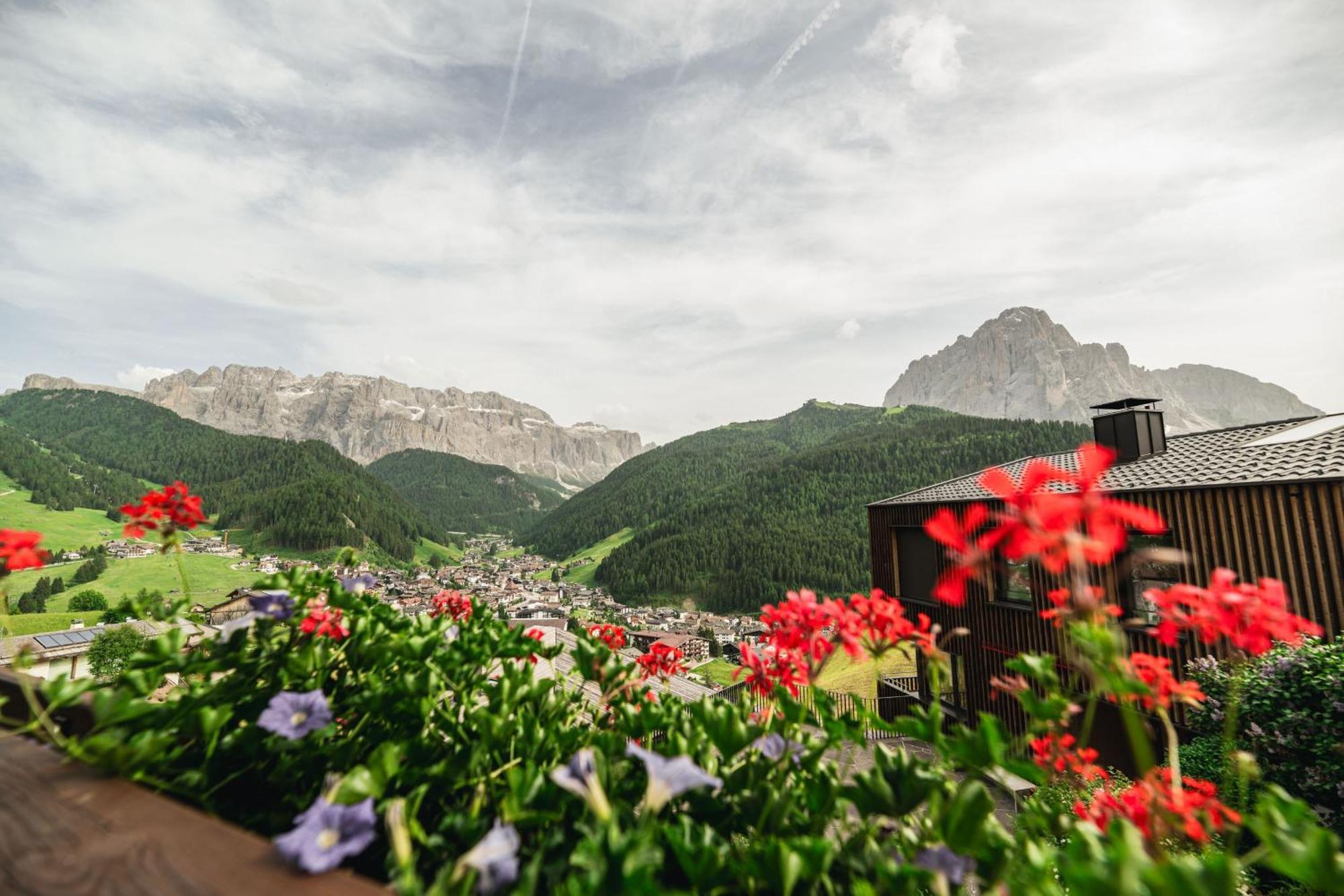 Hotel Daniel Apartments Selva di Val Gardena Exterior photo